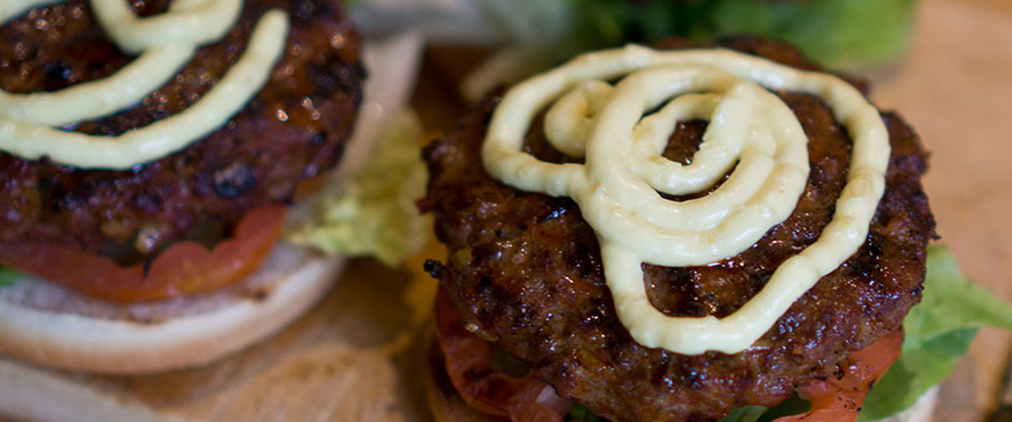 Burger mit grüner Chili