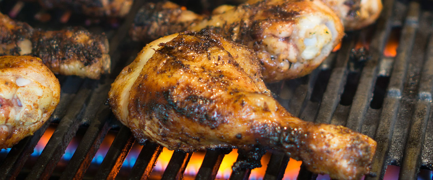 Drumsticks mit Cajun-Kartoffeln und grünem Spargel