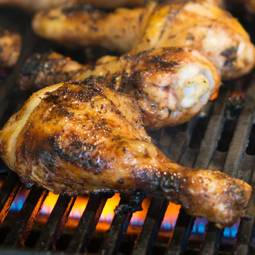 Drumsticks mit Cajun-Kartoffeln und grünem Spargel