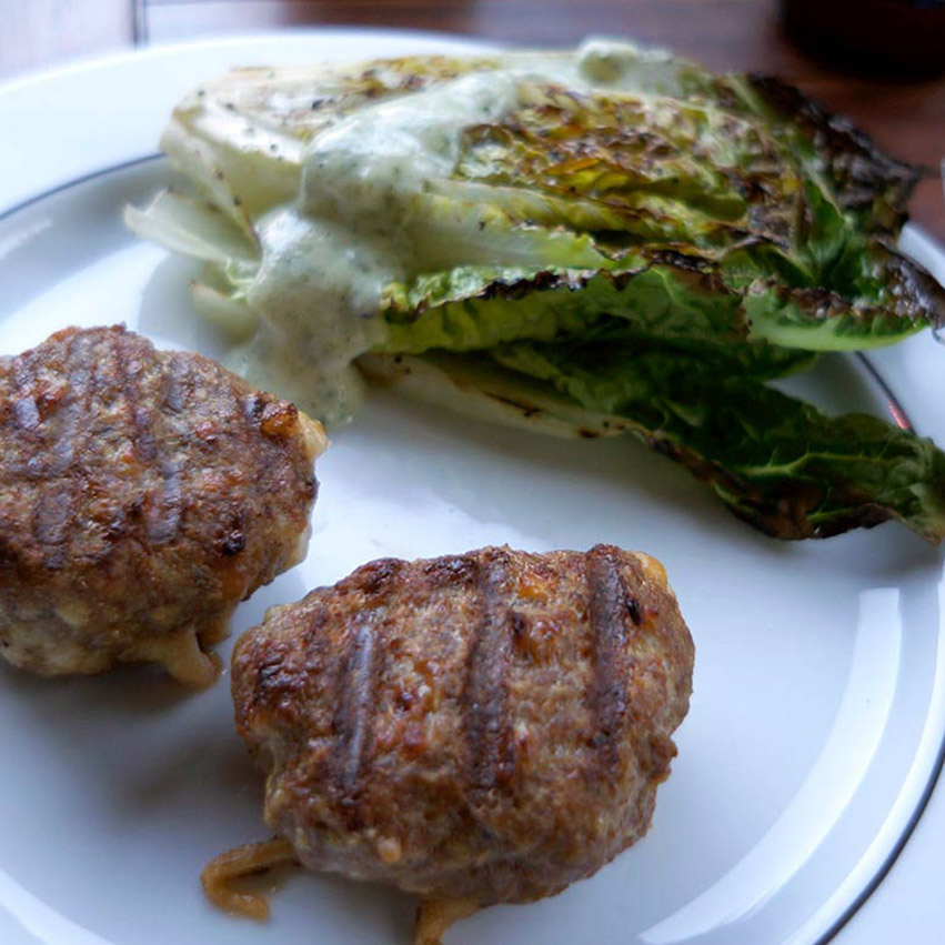 Fleischbällchen und Gegrillter Salat