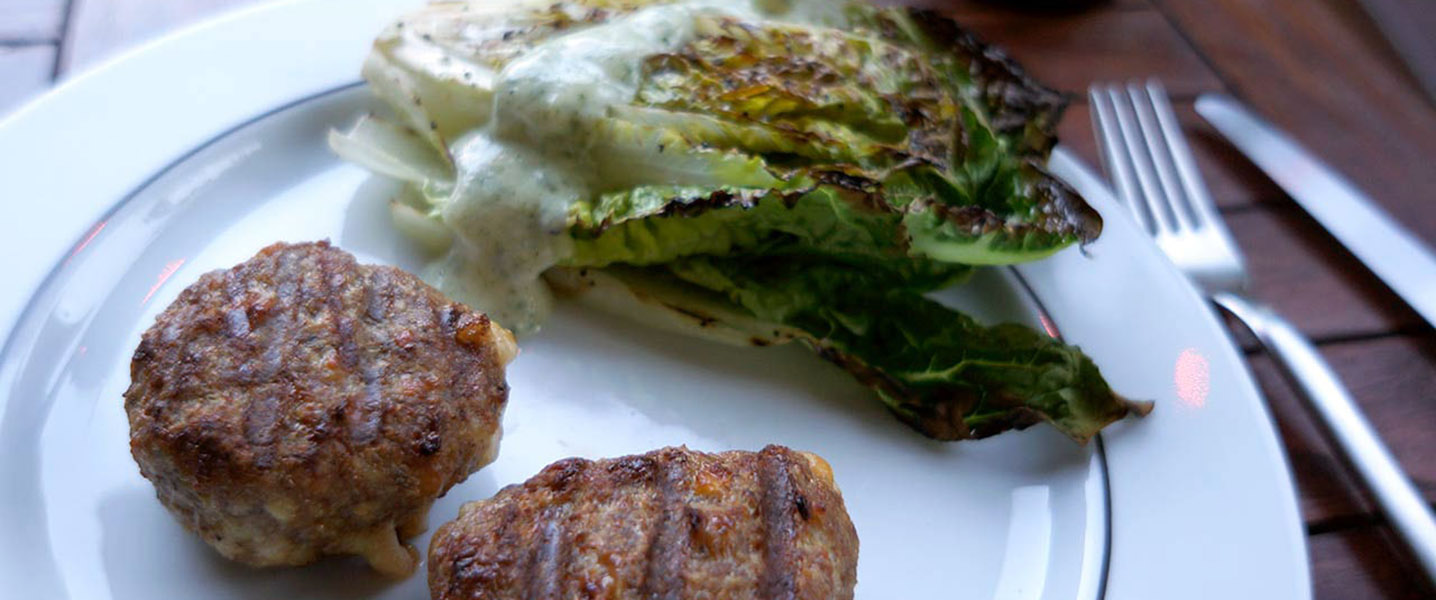 Fleischbällchen und Gegrillter Salat