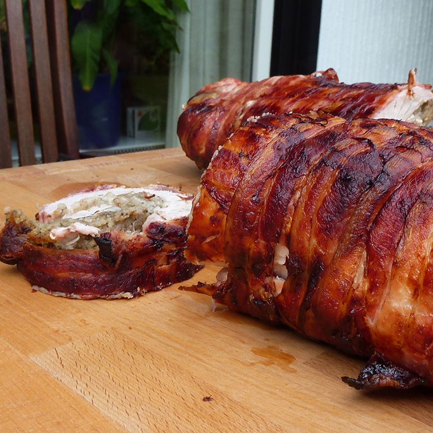Putenrollbraten im Speckmantel