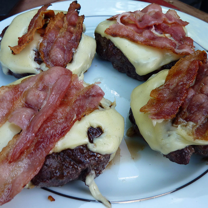 Rotweinburger mit Rosmarinfocaccia
