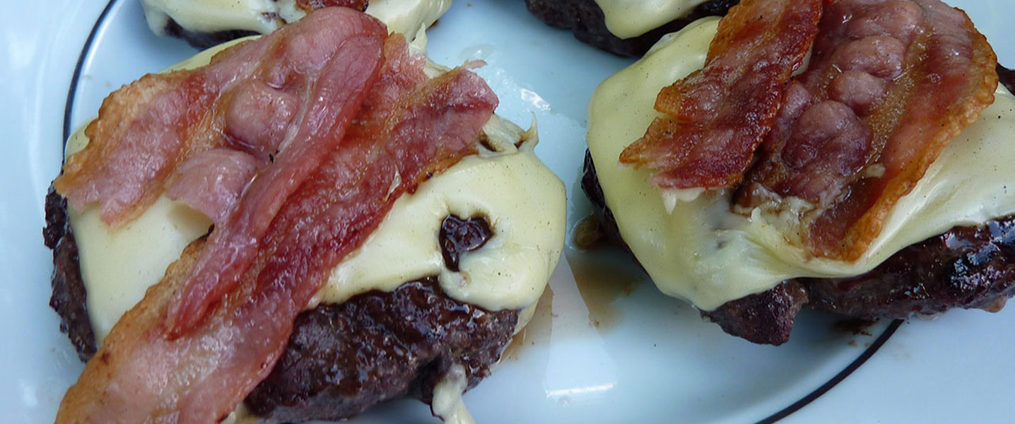 Rotweinburger mit Rosmarinfocaccia