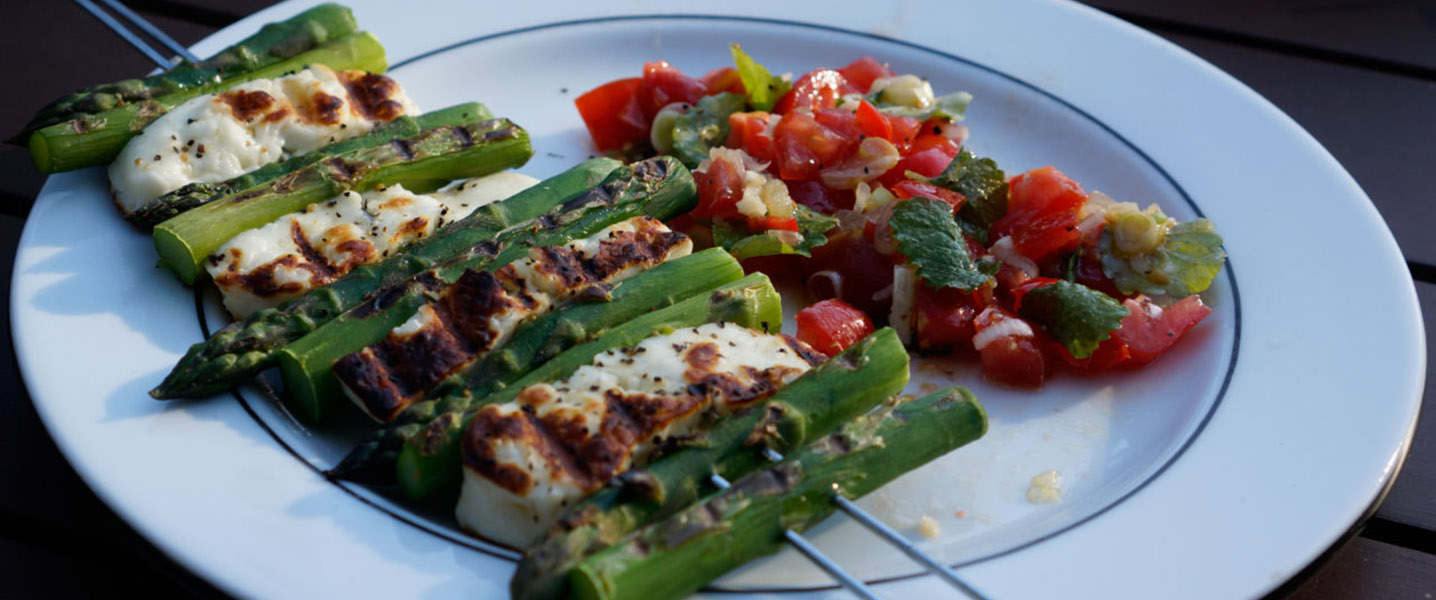 Spargel-Halloumi-Spieße mit Salza
