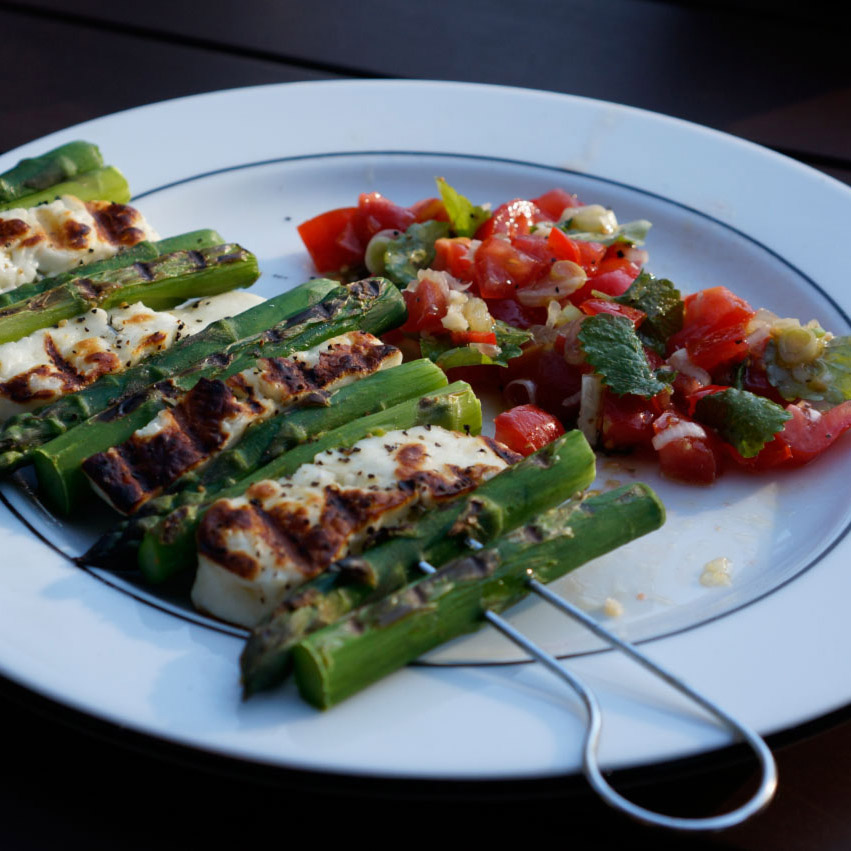 Spargel-Halloumi-Spieße mit Salza